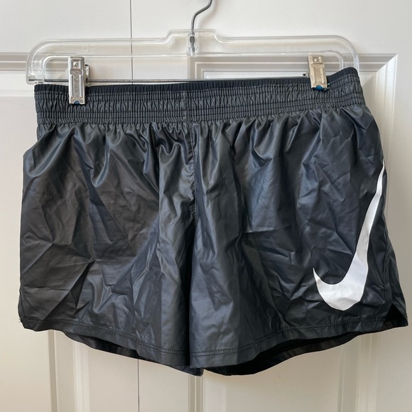 Nike Running swoosh shorts in black‎ - Picture 2 of 3